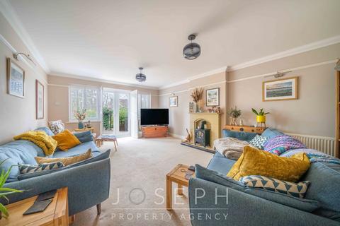 1 Mere Gardens, Rushmere St Andrew, Ipswich, IP4 5HU