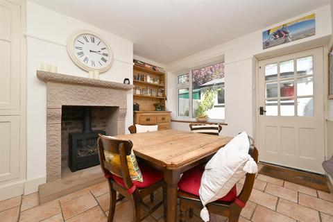 Iona Buxton Road, Tideswell, Buxton, SK17 8PG