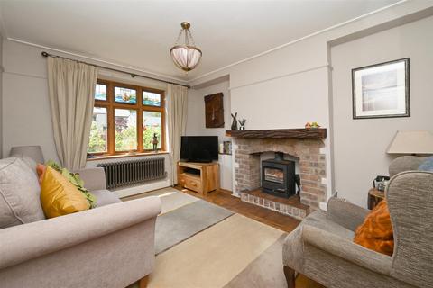Iona Buxton Road, Tideswell, Buxton, SK17 8PG