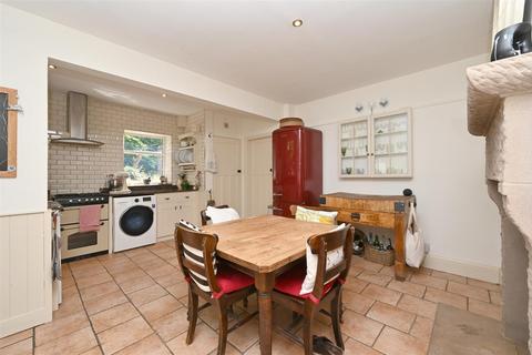Iona Buxton Road, Tideswell, Buxton, SK17 8PG