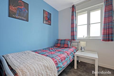 19 Pearcy Close, Harold Hill, Romford, RM3 8PW