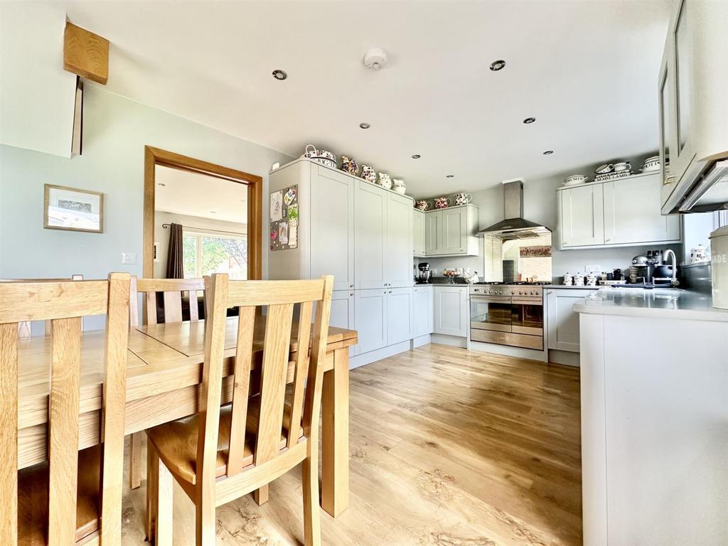 Kitchen1.jpg