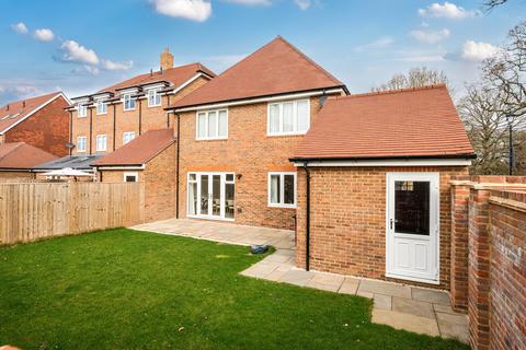 4 bedroom detached house for sale, Lorimer Avenue, Cranleigh, GU6
