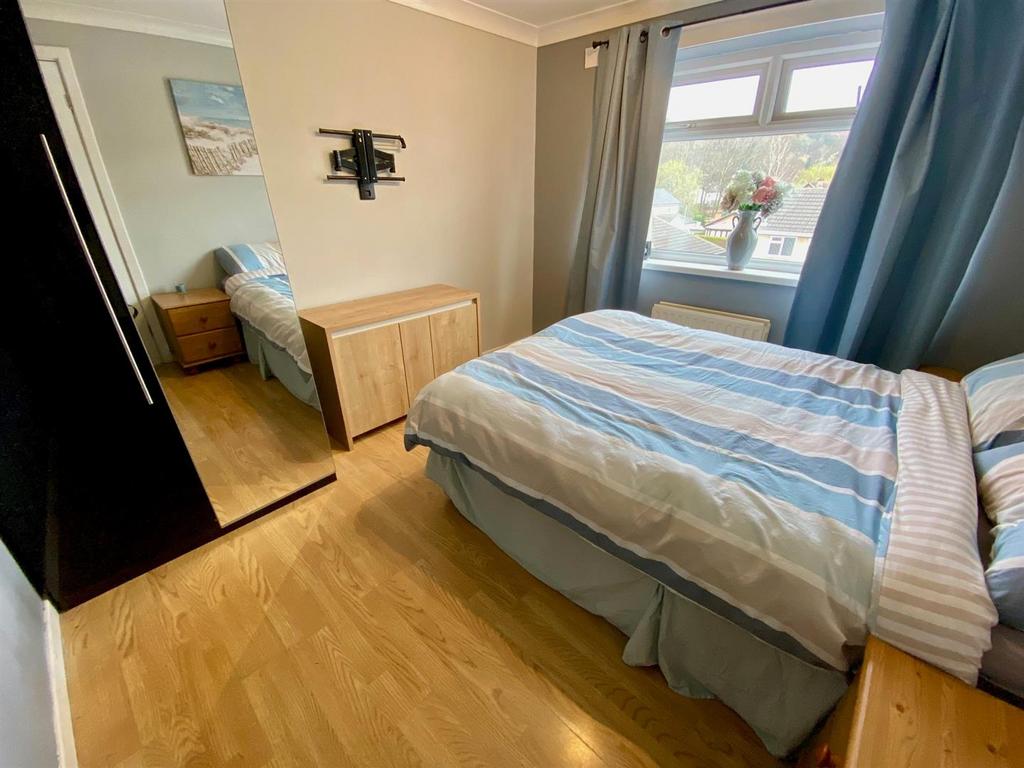 Bed 2.jpg
