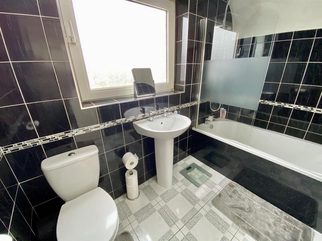Bathroom..jpg