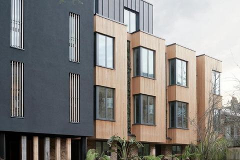 2, Eden House New Road, London, N8 8TA