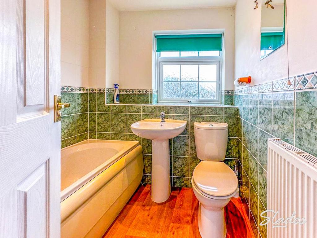 25 Nea Close bathroo
