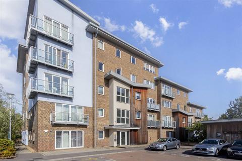 2 bedroom flat to rent, Sundeala Close, Sunbury-On-Thames TW16