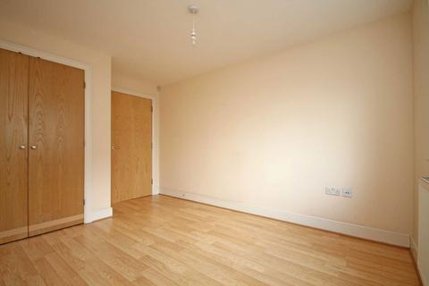 2 bedroom flat to rent, Sundeala Close, Sunbury-On-Thames TW16