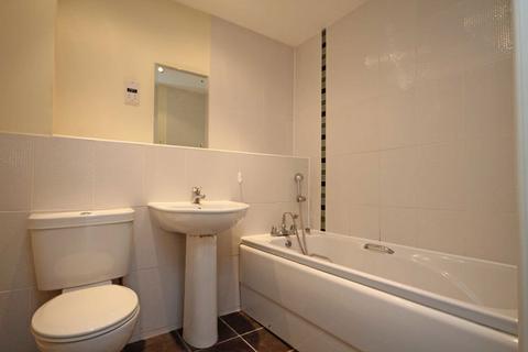 2 bedroom flat to rent, Sundeala Close, Sunbury-On-Thames TW16
