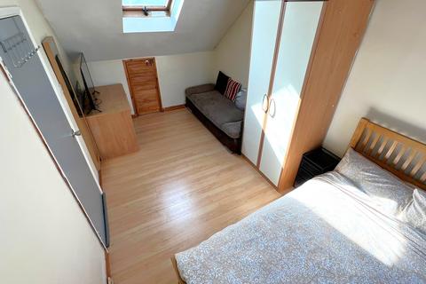 Studio to rent, Avondale Crescent, Ilford IG4