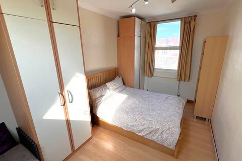 Studio to rent, Avondale Crescent, Ilford IG4