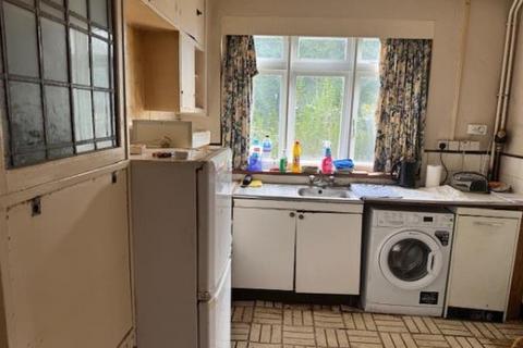 28 Baronsmede, London, W5 4LT