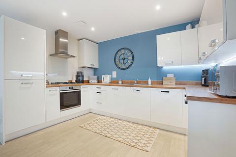 2 bedroom ground floor flat for sale, Peters Village, Rochester ME1