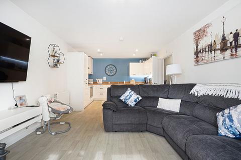 2 bedroom ground floor flat for sale, Peters Village, Rochester ME1