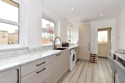 12 Cowdray Square, Deal, CT14 9ES