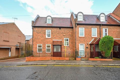 3 bedroom end of terrace house to rent, Martyr Road, Guildford, GU1