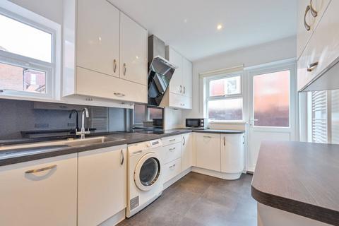 3 bedroom end of terrace house to rent, Martyr Road, Guildford, GU1