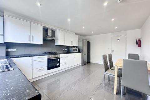 5 bedroom terraced house to rent, Barchester Close, Uxbridge, UB8