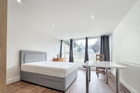 5 bedroom terraced house to rent, Barchester Close, Uxbridge, UB8