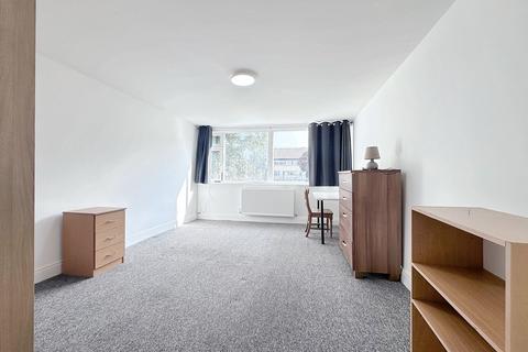 5 bedroom terraced house to rent, Barchester Close, Uxbridge, UB8