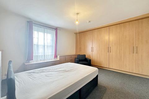 6 bedroom terraced house to rent, Hillingdon Road, Uxbridge, UB10