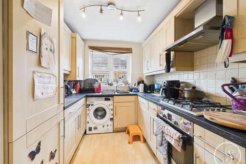 2 bedroom property for sale, Fulneck Court, Pudsey