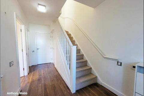 3 bedroom maisonette for sale, Telford Road, London, N11