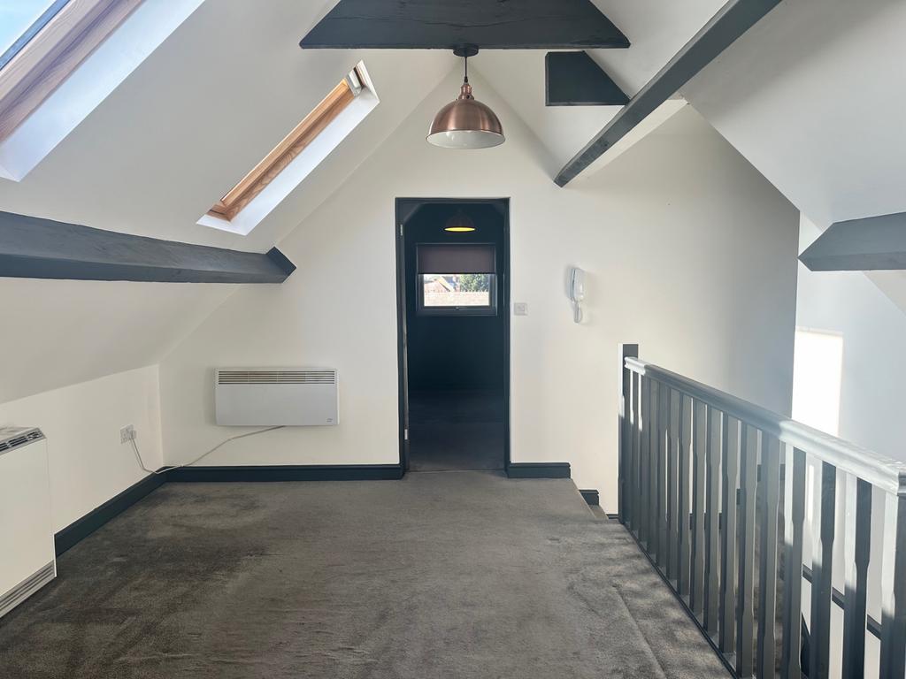Two bedroom Flat - Close to local amenities