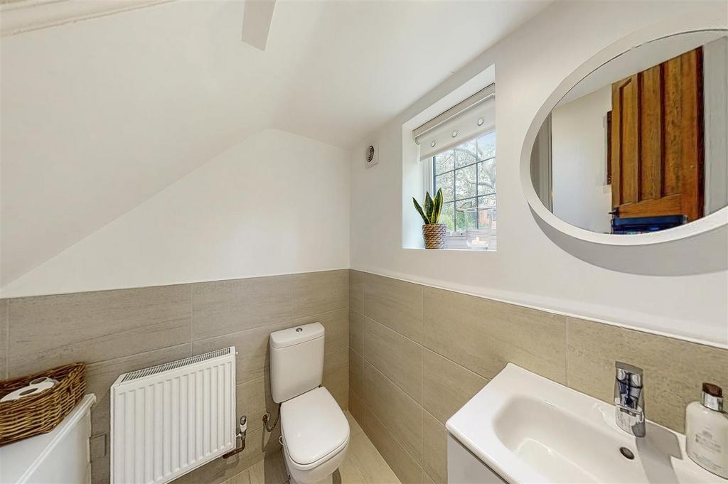 Kingwell, South Hill Avenue - H4 U749gxq Teziah8m Df U