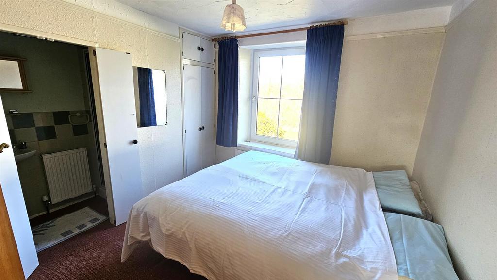 Bedroom 1.jpg