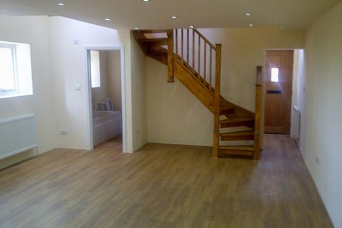 2 bedroom semi-detached house to rent, Buttercross Lane, Epping CM16