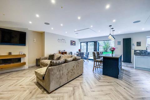 4 Wallace Close, Fairlands, Guildford, GU3 3NP