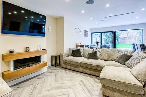 4 Wallace Close, Fairlands, Guildford, GU3 3NP