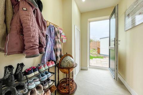 4 Wallace Close, Fairlands, Guildford, GU3 3NP