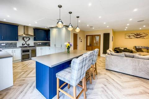 4 Wallace Close, Fairlands, Guildford, GU3 3NP
