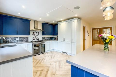 4 Wallace Close, Fairlands, Guildford, GU3 3NP