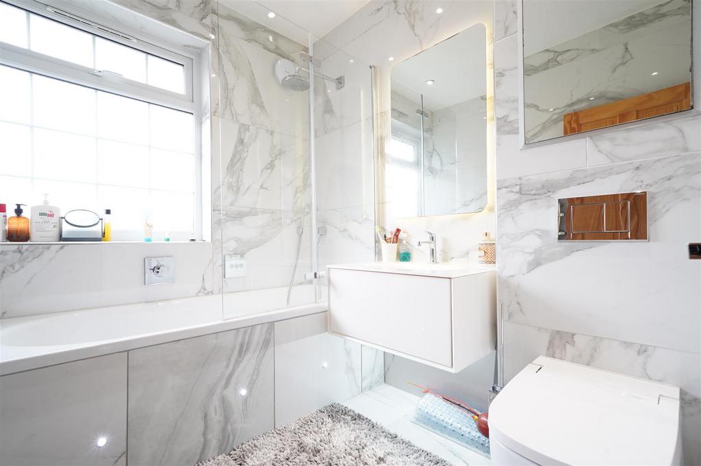 Family Bathroom (First Floor)