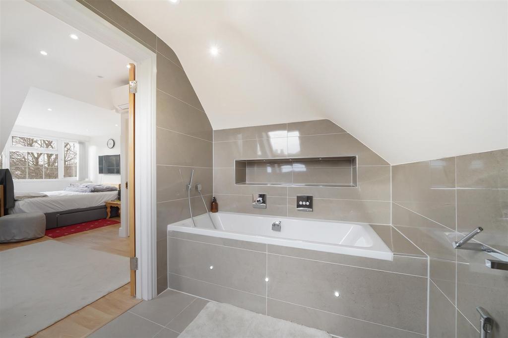 Bedroom 5 (En-suite).