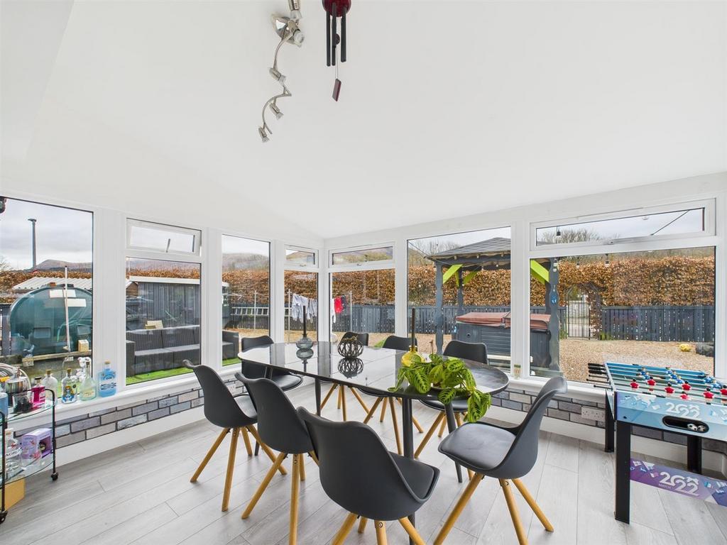 Sunroom/dining room
