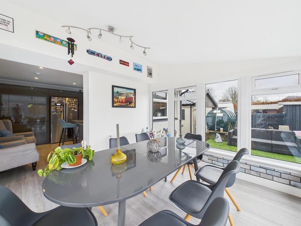 Sunroom/dining room