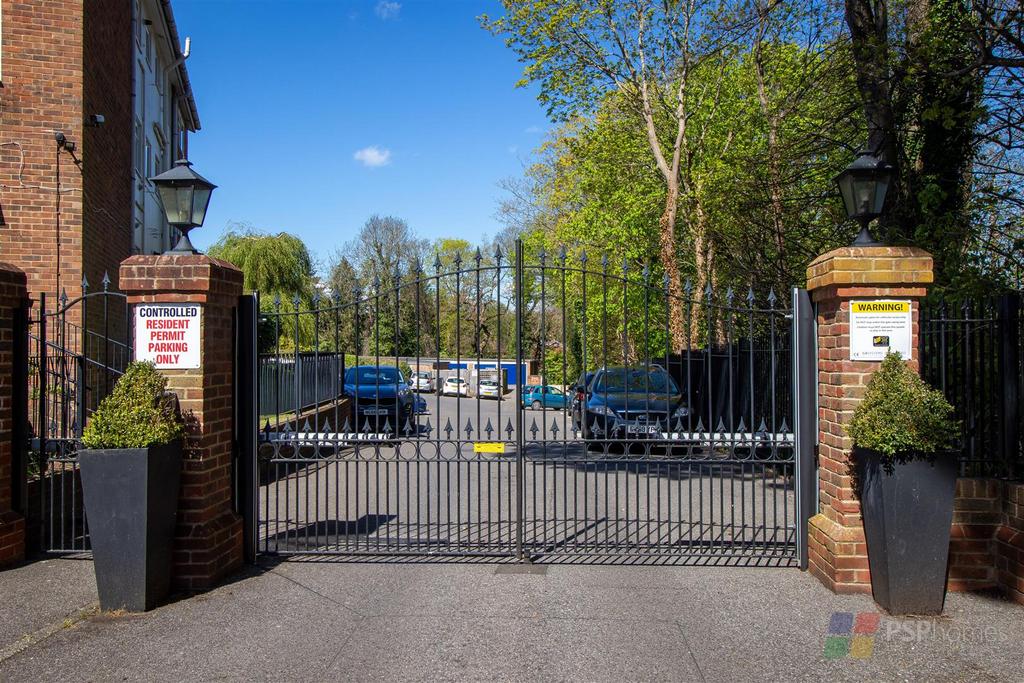 Winnals Park - gates.jpg