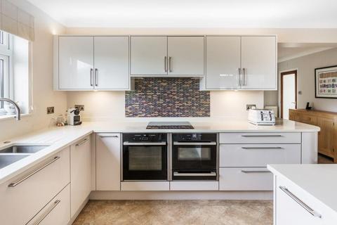 20 Barrett Road, Fetcham, Leatherhead, KT22 9HL