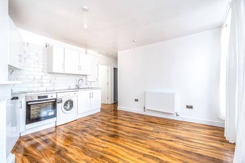 4 bedroom maisonette to rent, Downs Road, Lower Clapton, Hackney, E5