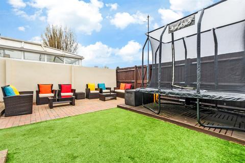 61 Ifield Way, Gravesend, DA12 5UA