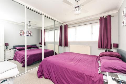 61 Ifield Way, Gravesend, DA12 5UA