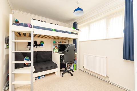 61 Ifield Way, Gravesend, DA12 5UA