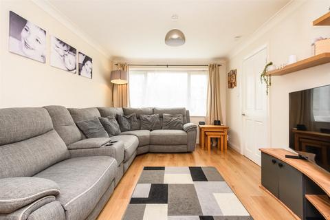 61 Ifield Way, Gravesend, DA12 5UA