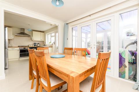 61 Ifield Way, Gravesend, DA12 5UA