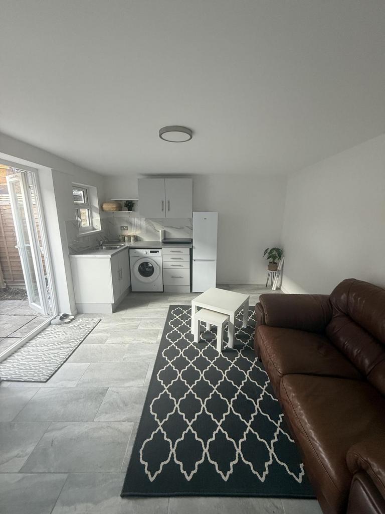 1-Bed/Studio Flat for Rent – Elsinge Road, EN3